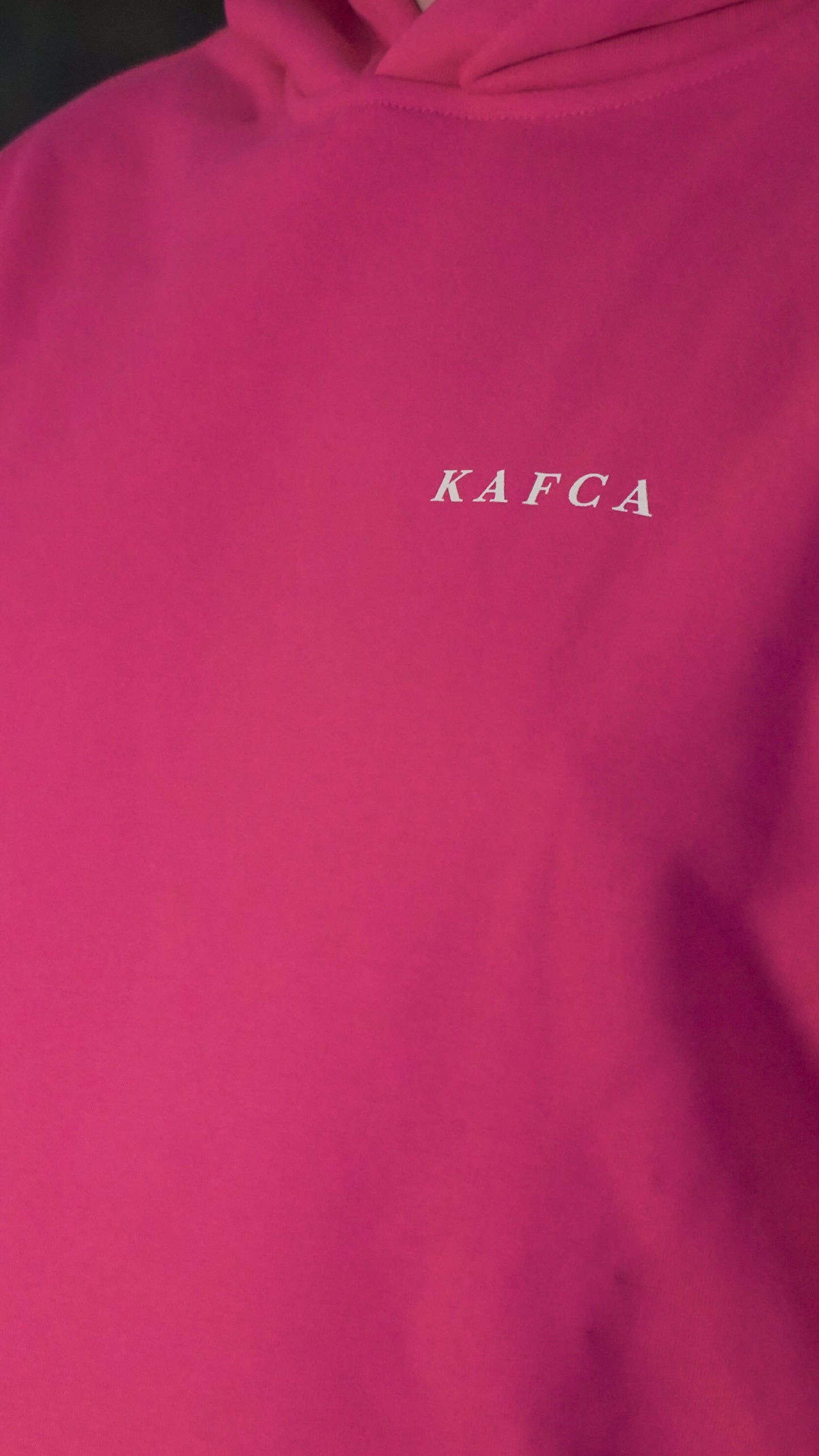KAFCA-Couture Hoodie in pink von voerne mit KAFCA-Schriftzug in beige als Detailaufnahme