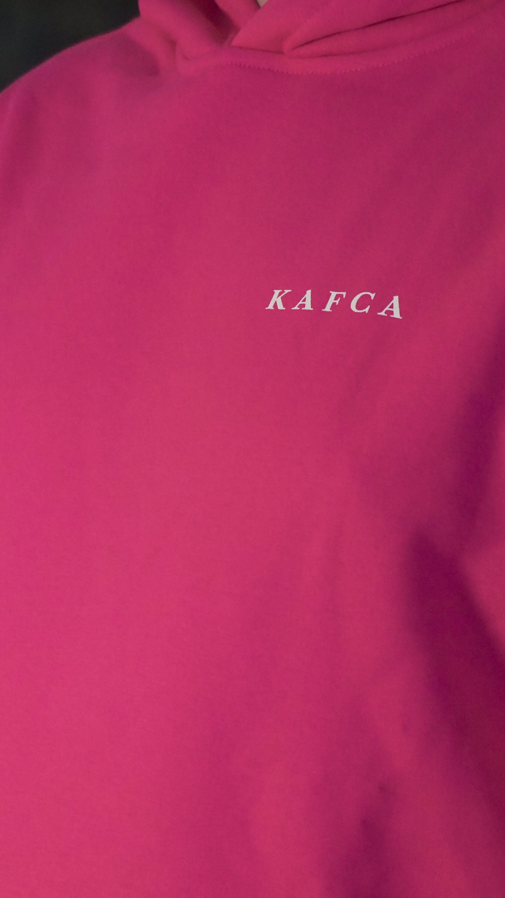 KAFCA-Couture Hoodie in pink von voerne mit KAFCA-Schriftzug in beige als Detailaufnahme