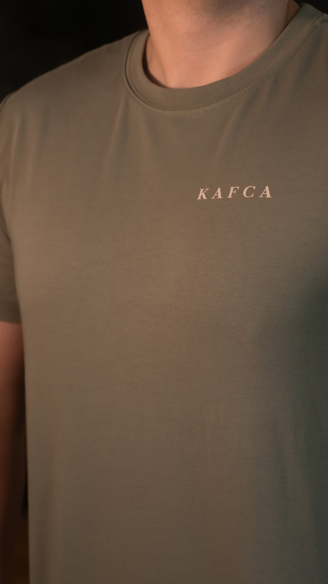 KAFCA-Couture T-Shirt in beige von vorne mit KAFCA Logo als Druck in eierschalweiß als Nahaufnahme